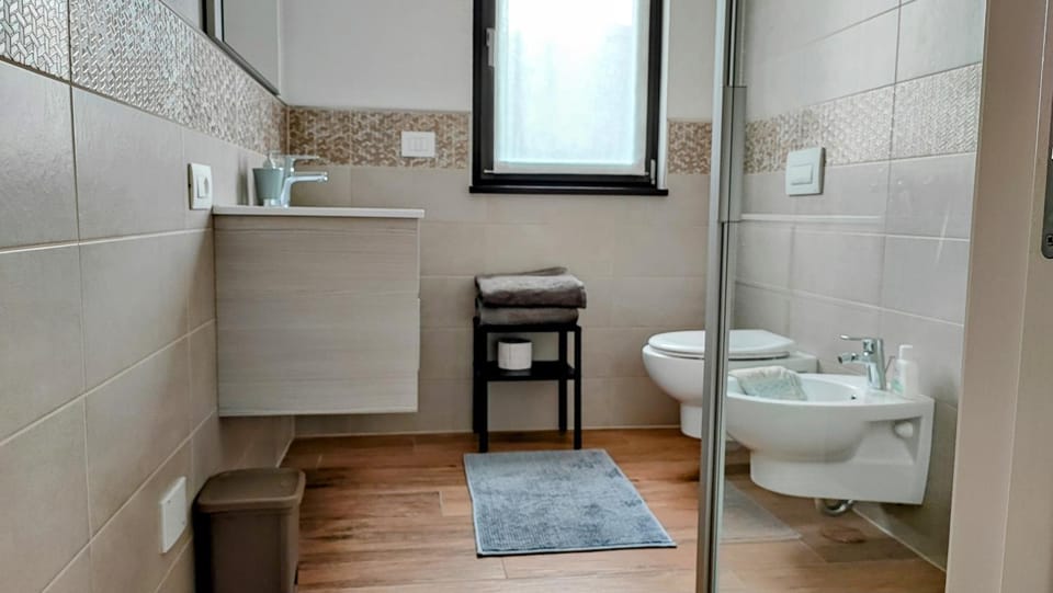 Shower, Toilet, Bathroom, bidet, towels