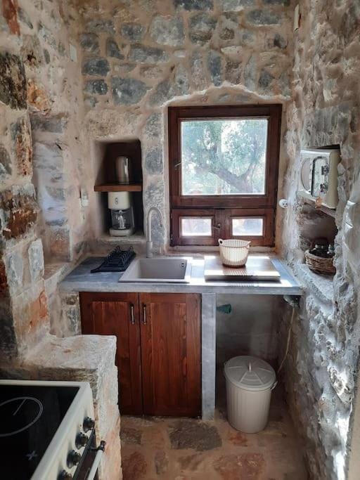 Kitchen or kitchenette, minibar