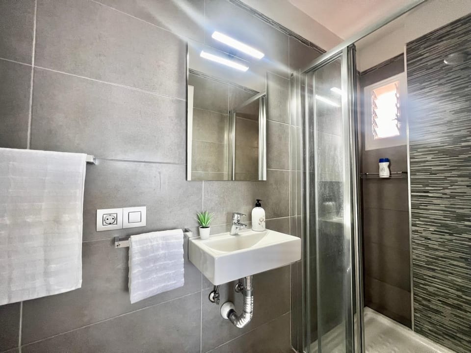 Shower, Bathroom, towels