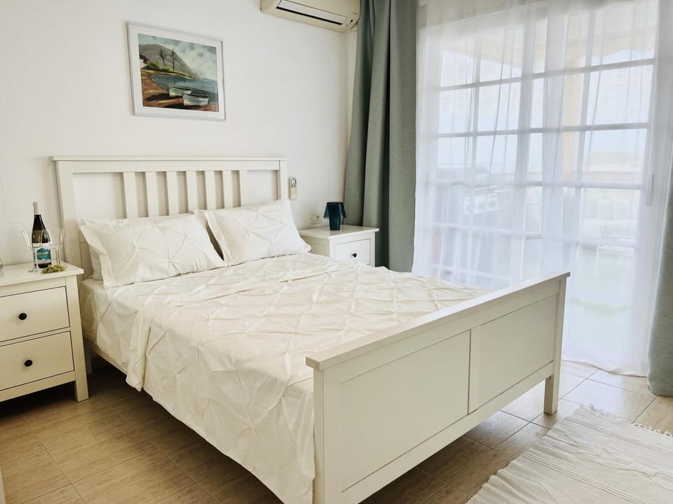 Bed, Photo of the whole room, Bedroom, air conditioner