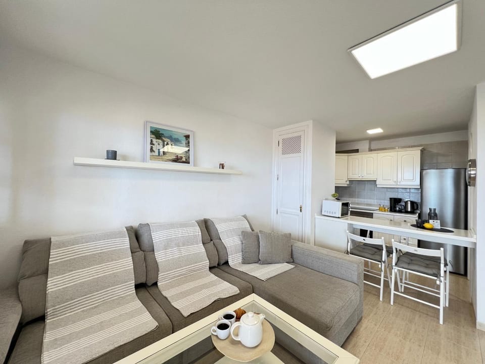 Kitchen or kitchenette, Living room, Seating area, Dining area, minibar