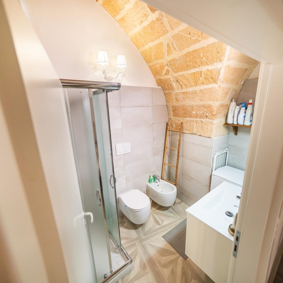 Shower, Toilet, Bathroom, bidet, towels