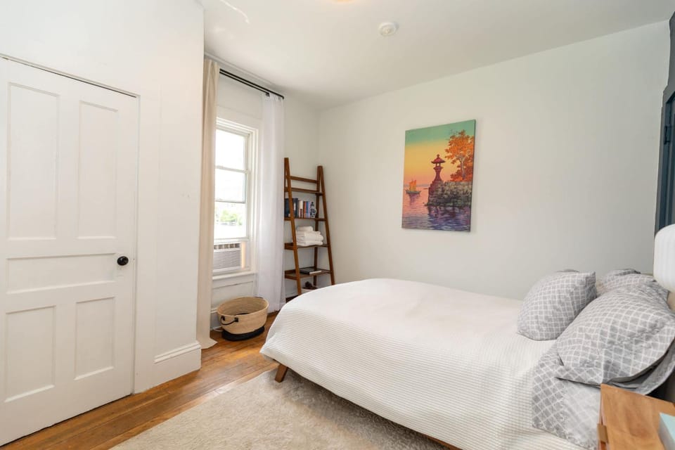 Charming & Newly Renovated 2BR in St Albans Apartment in Saint Albans City