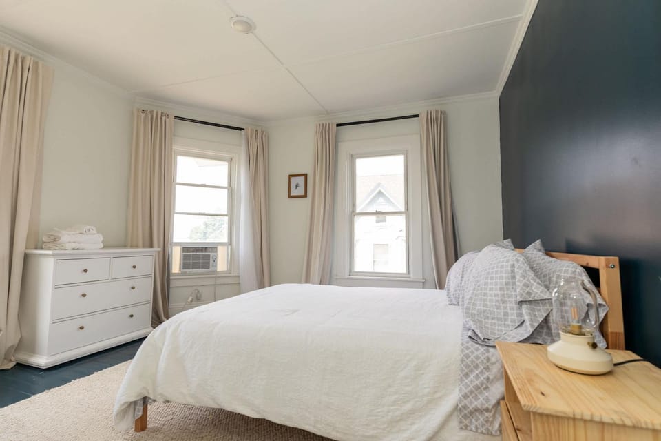 Charming & Newly Renovated 2BR in St Albans Apartment in Saint Albans City