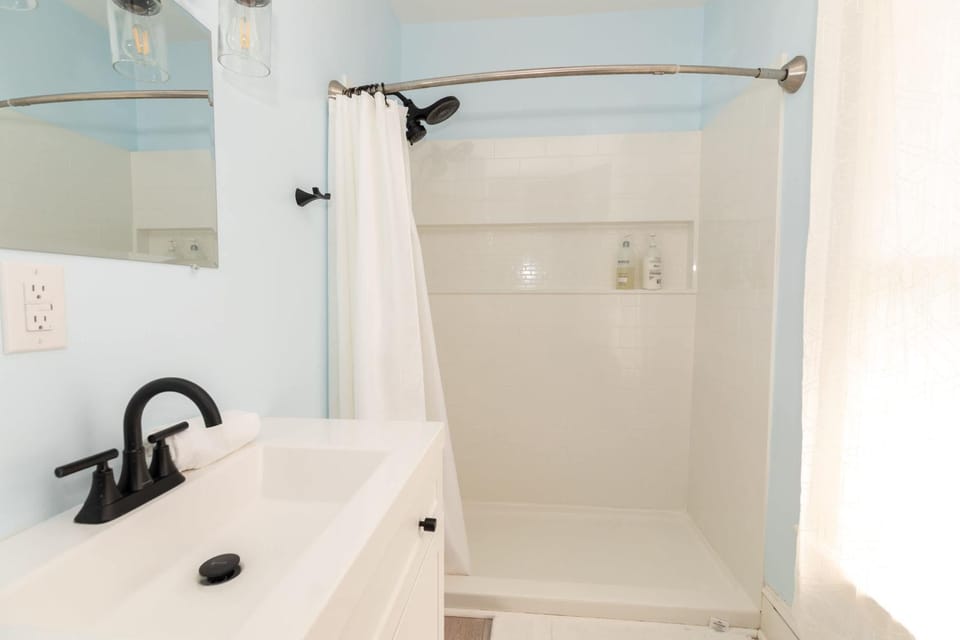 Charming & Newly Renovated 2BR in St Albans Apartment in Saint Albans City