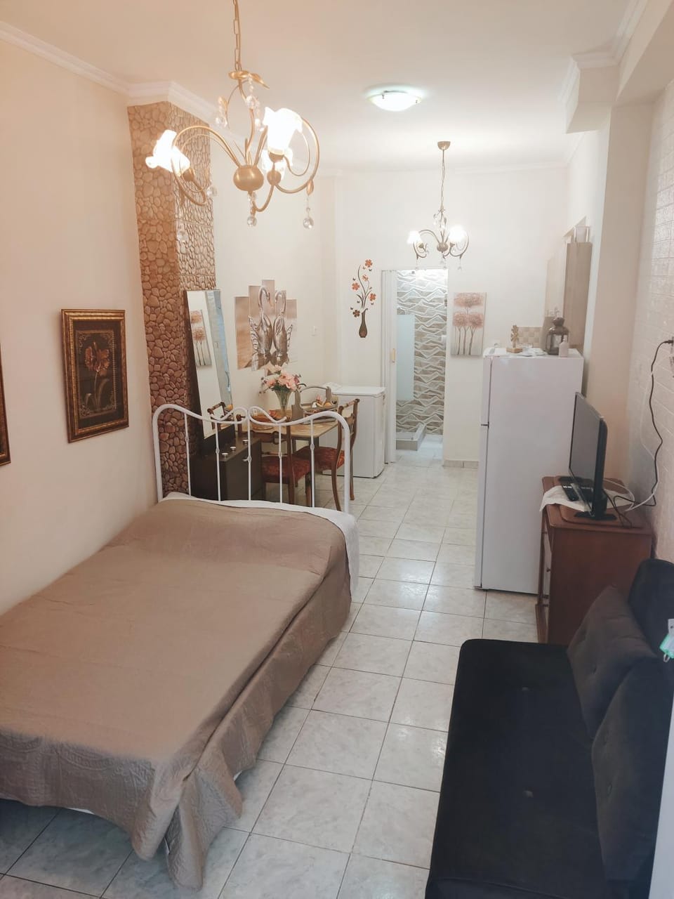 Photo of the whole room, Bedroom