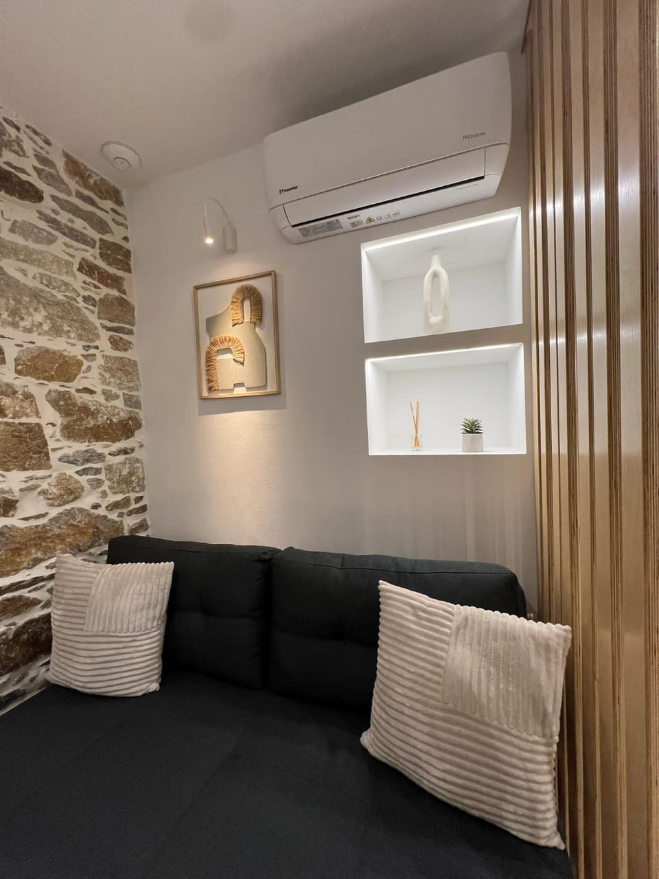 Living room, Seating area, air conditioner