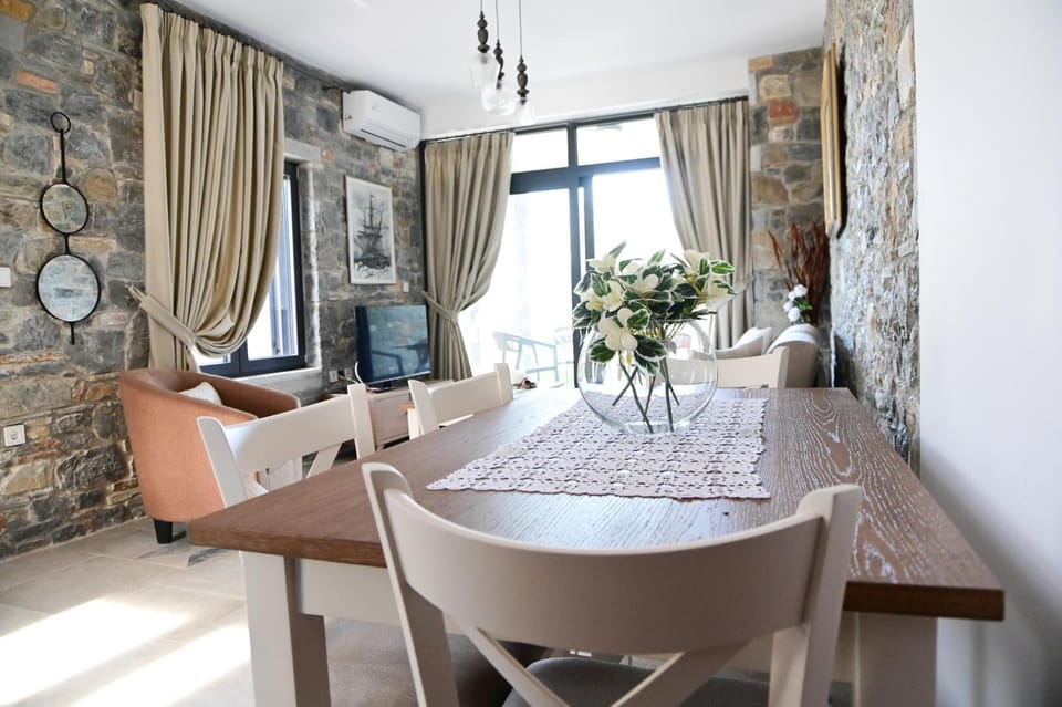 TV and multimedia, Living room, Seating area, Dining area, air conditioner