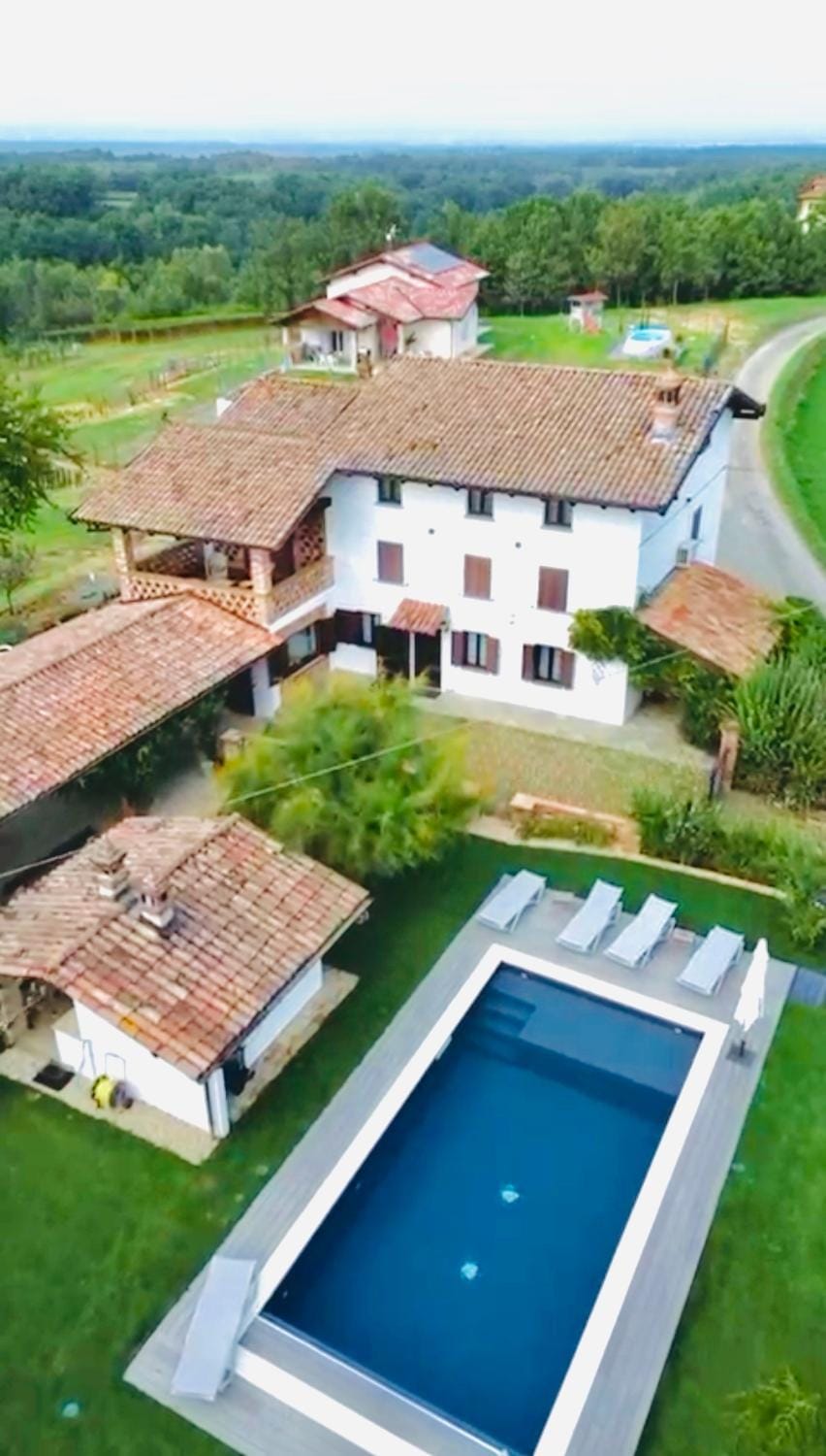 Property building, Day, Natural landscape, Bird's eye view, Pool view, Swimming pool, sunbed