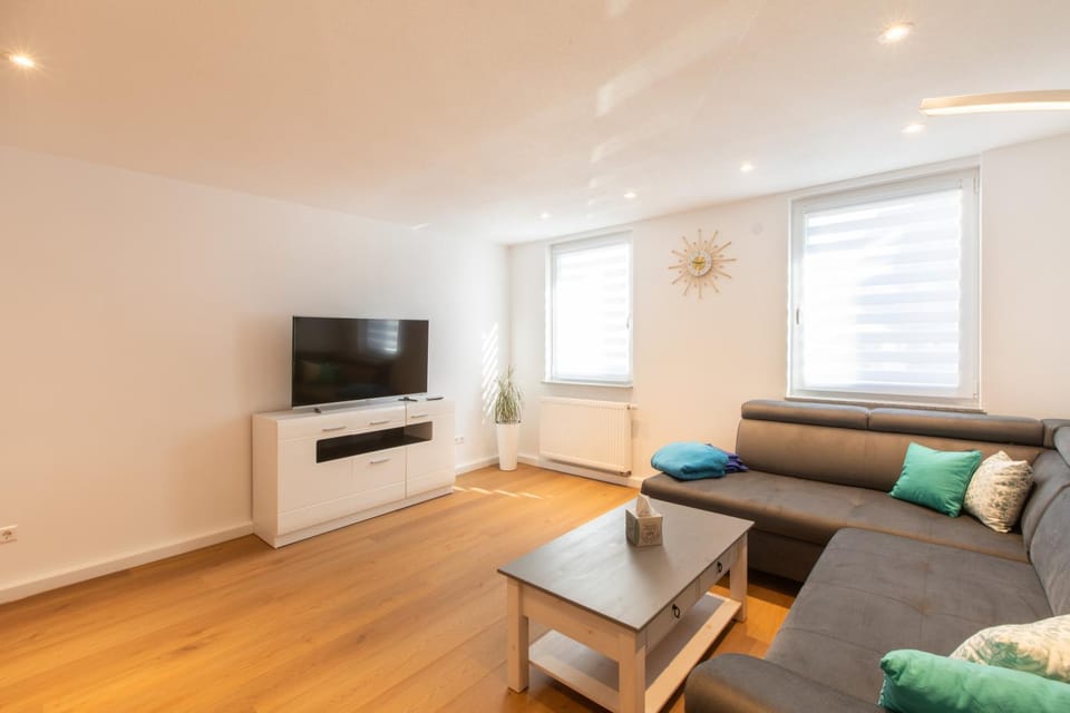Communal lounge/ TV room, TV and multimedia, Living room, Seating area, Evening entertainment