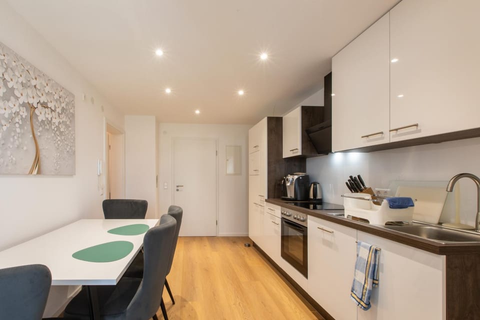 Coffee/tea facilities, Kitchen or kitchenette, Dining area, pet friendly, stove, kitchen
