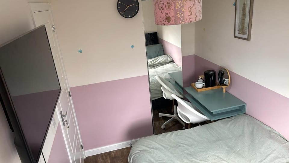 Bed, TV and multimedia, Photo of the whole room, Bedroom, hair dresser, wardrobe