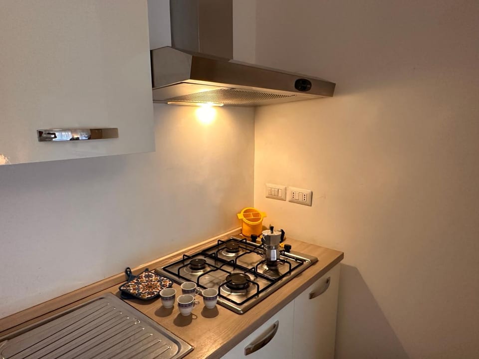 Coffee/tea facilities, Kitchen or kitchenette, stove