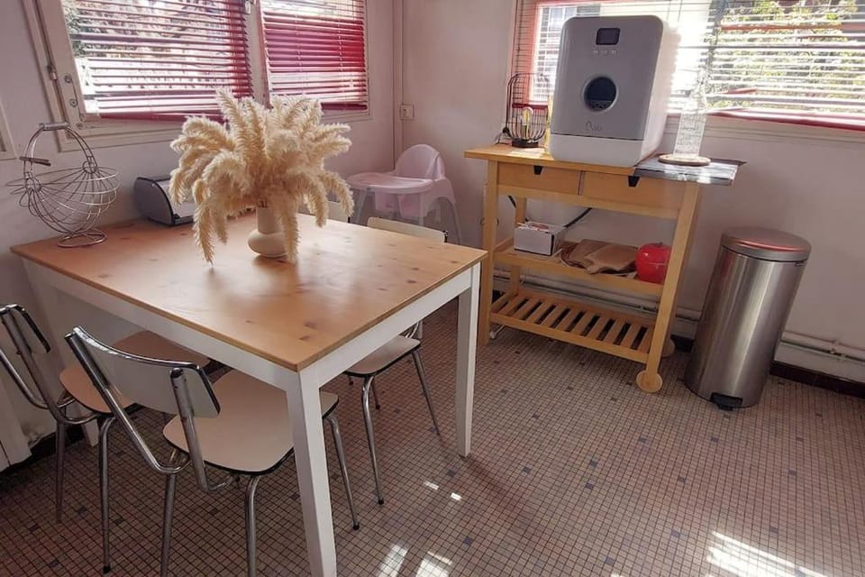Dining area, minibar