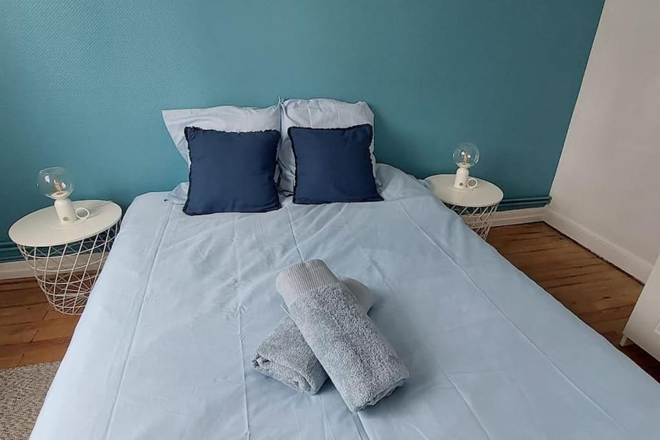 Bed, Bedroom, towels