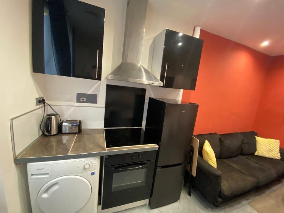 Coffee/tea facilities, Kitchen or kitchenette, oven, stove
