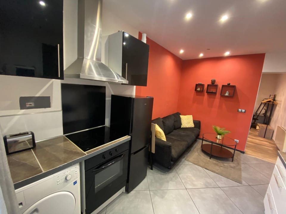 Communal lounge/ TV room, TV and multimedia, Kitchen or kitchenette, Living room, oven, stove