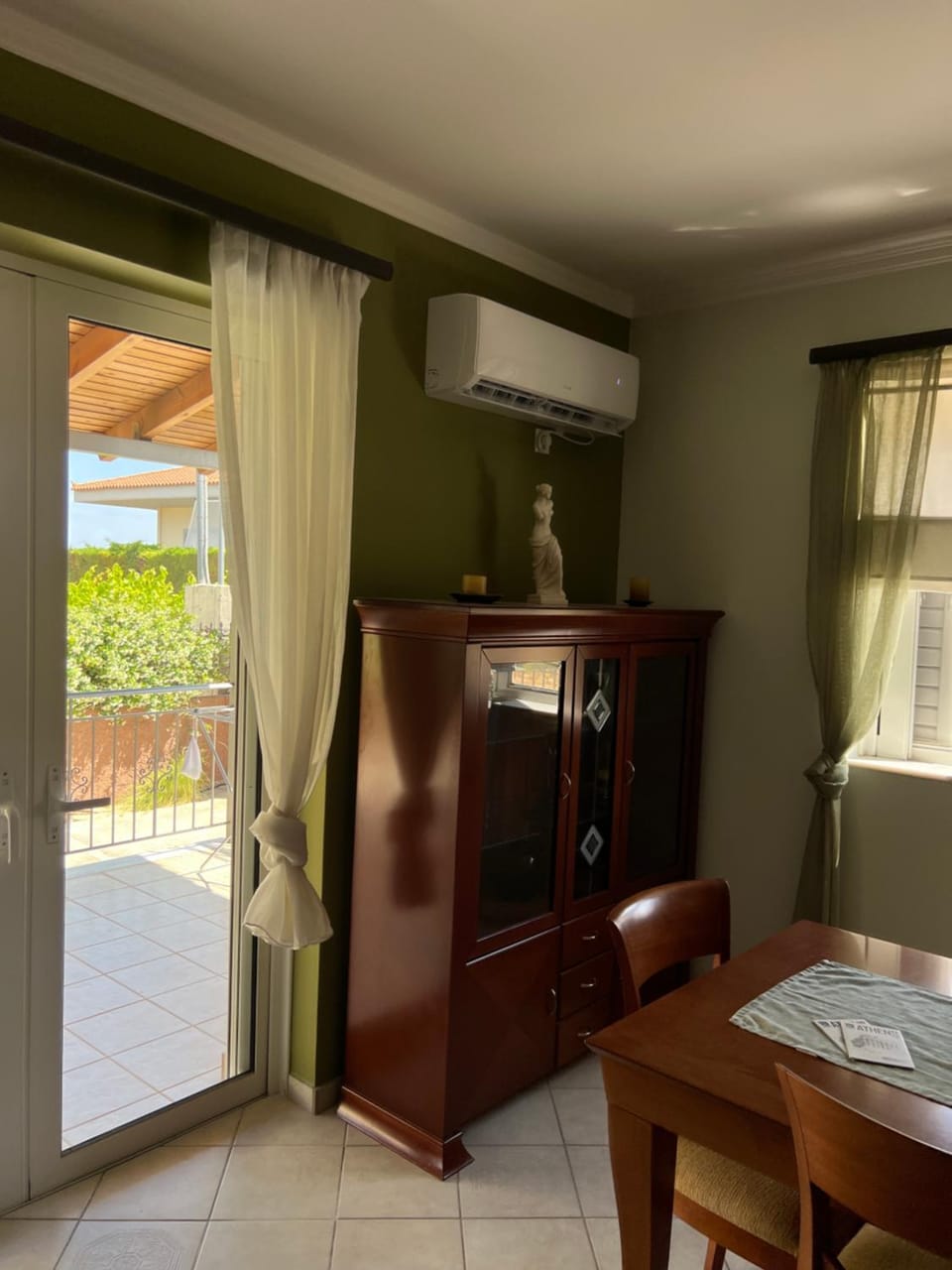 Kitchen or kitchenette, Seating area, Dining area