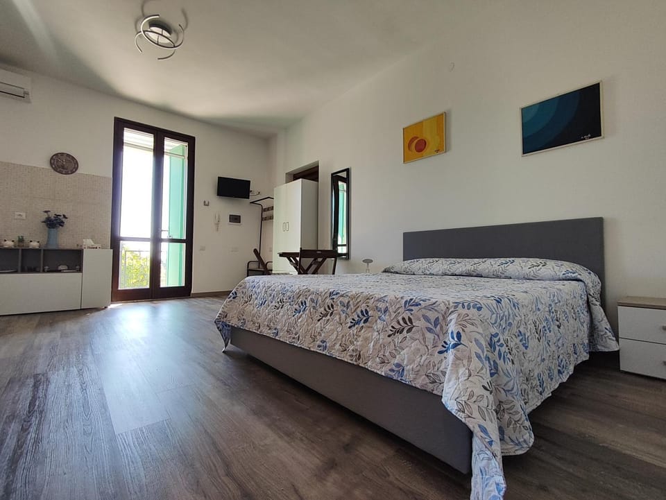 TV and multimedia, Photo of the whole room, Bedroom