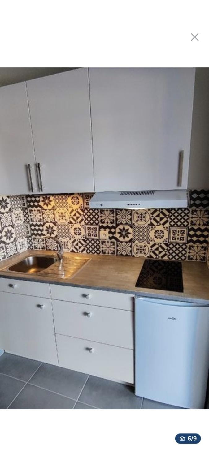 Coffee/tea facilities, Kitchen or kitchenette, Dining area, locker, stove, kitchen