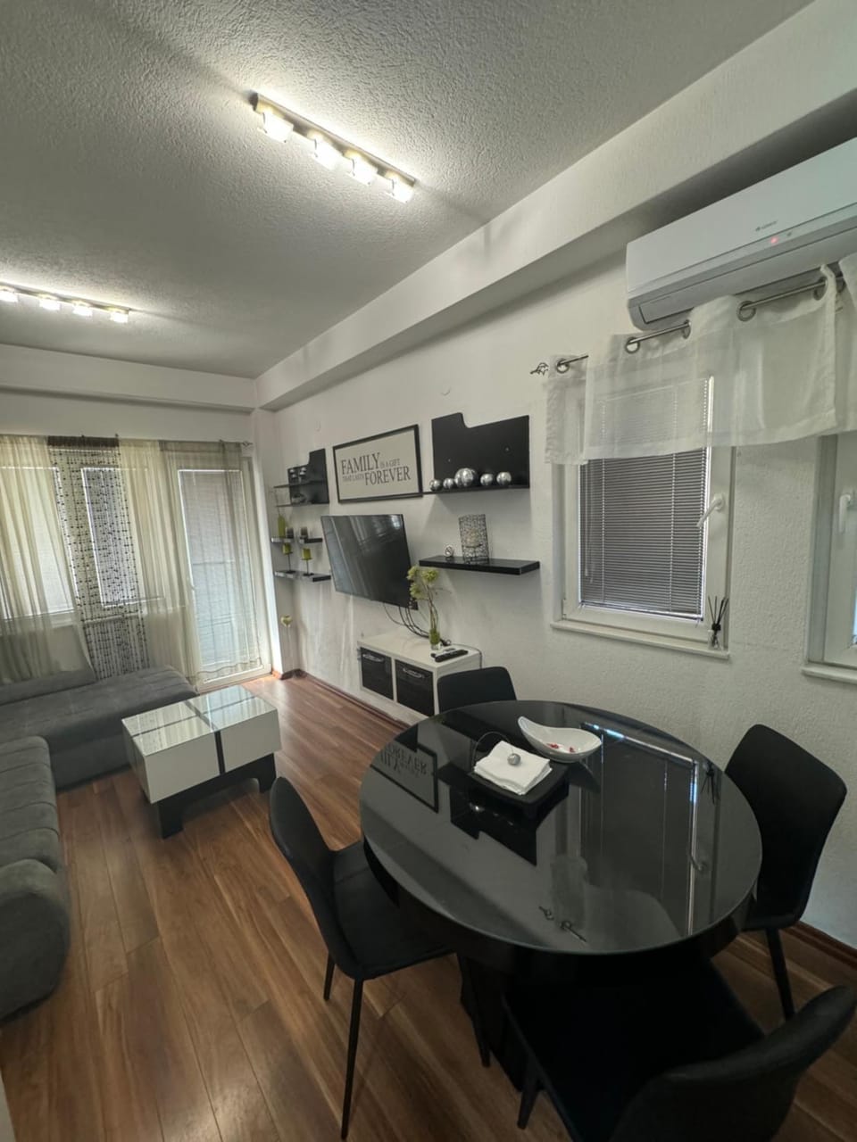 TV and multimedia, Kitchen or kitchenette, Living room, Seating area, Dining area, oven, stove