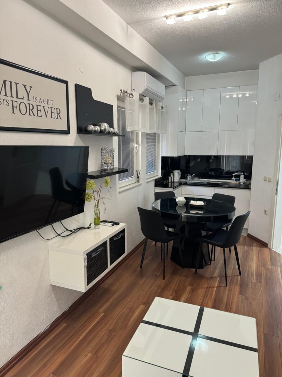 TV and multimedia, Kitchen or kitchenette, Living room, Seating area, Dining area