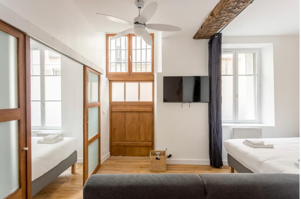 Suite Du Lion/AC Historic Flat, Marais, 4-5 Guests Apartment in Paris