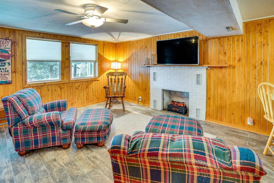 Waterfront Crofton Cabin - Boat Dock & Fire Pit! Cabin in Lewis and Clark Lake