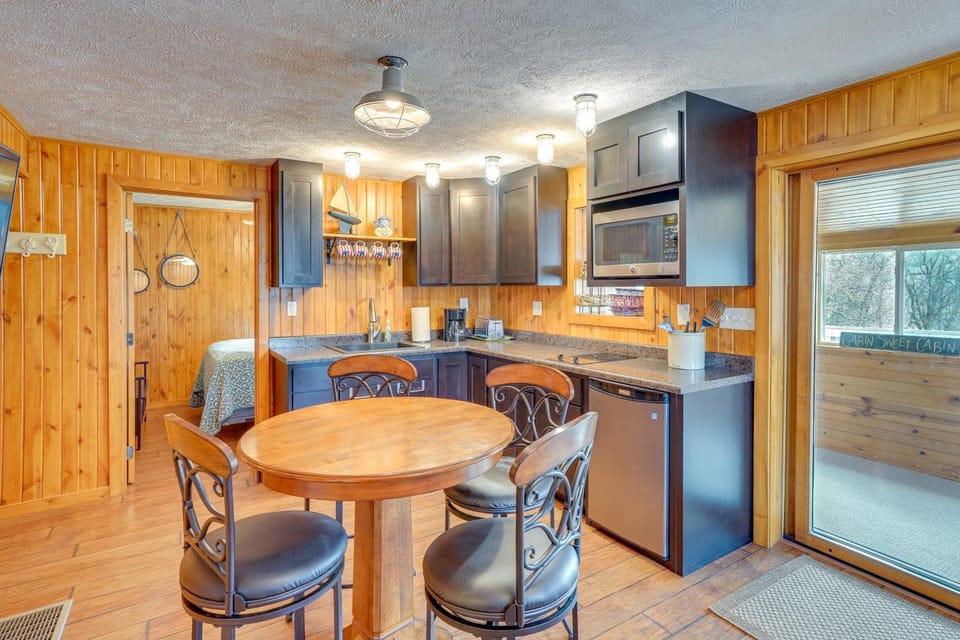 Waterfront Crofton Cabin - Boat Dock & Fire Pit! Cabin in Lewis and Clark Lake
