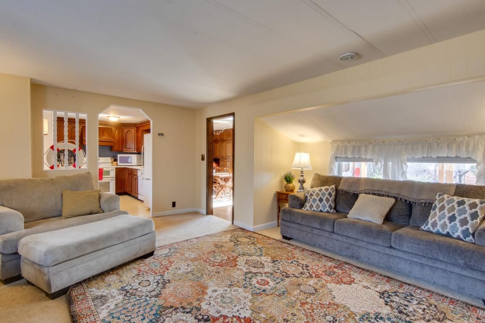 Chautauqua Lake Access Waterfront Cottage with Dock House in Lake Erie