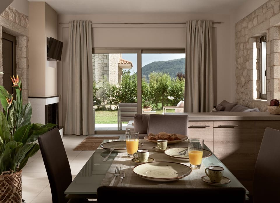 Natural landscape, TV and multimedia, Living room, Seating area, Dining area, Food, Mountain view