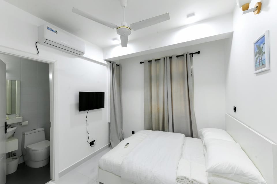 Toilet, Bed, Bathroom, TV and multimedia, Photo of the whole room, Bedroom, towels