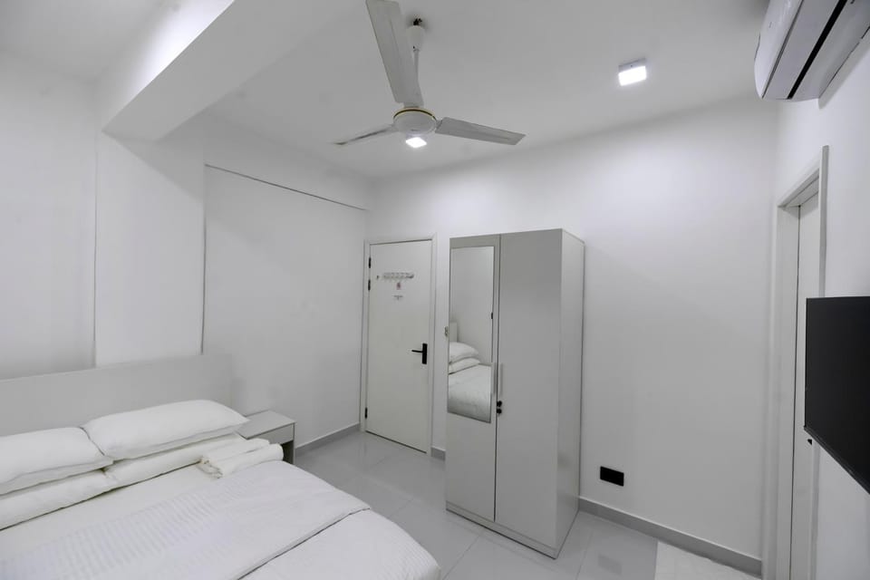 Bed, TV and multimedia, Photo of the whole room, Bedroom, wardrobe, air conditioner