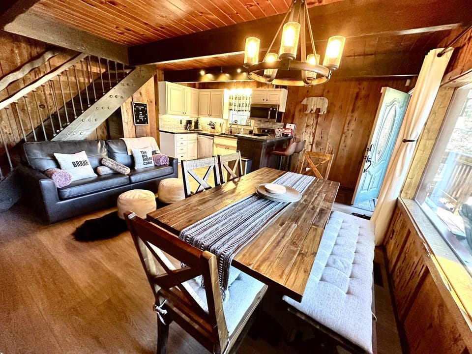 Kitchen or kitchenette, Living room, Seating area, Dining area