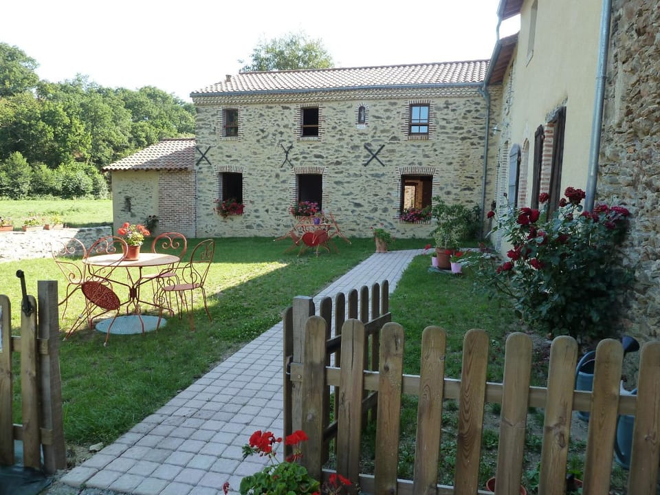 Property building, Facade/entrance, Garden, Lobby or reception, Garden view, River view