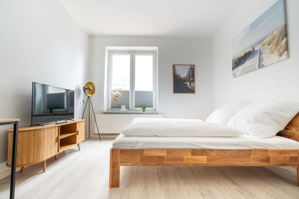 Bed, TV and multimedia, Photo of the whole room, Bedroom