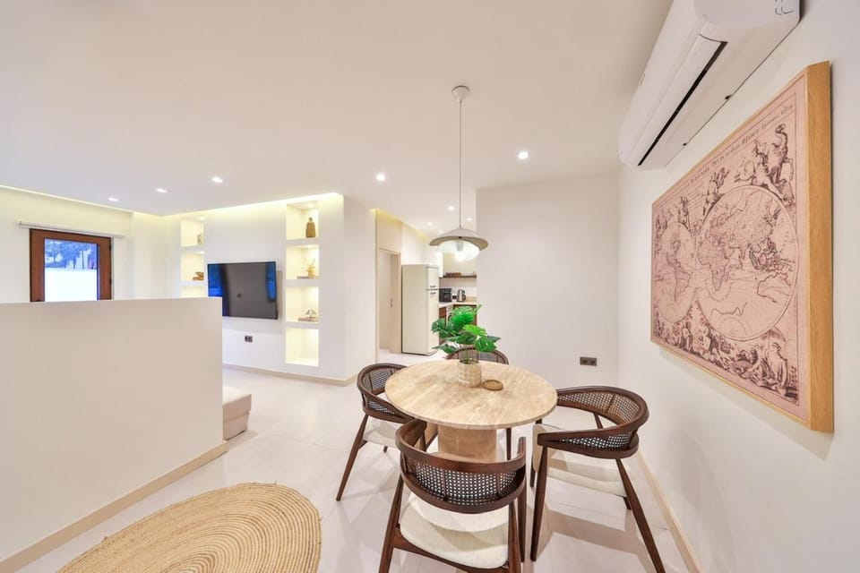 TV and multimedia, Kitchen or kitchenette, Dining area, minibar