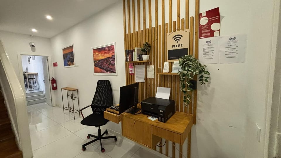 Owls Hostel Ribeiro Bed and Breakfast in Porto