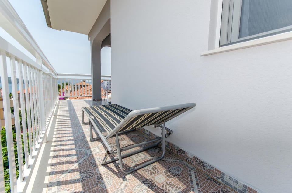 Property building, Facade/entrance, Activities, Bird's eye view, BBQ facilities, Garden, View (from property/room), Balcony/Terrace, Food and drinks, Other, Decorative detail, City view, Garden view, Lake view, Landmark view, Mountain view, Sea view, Street view, Area and facilities