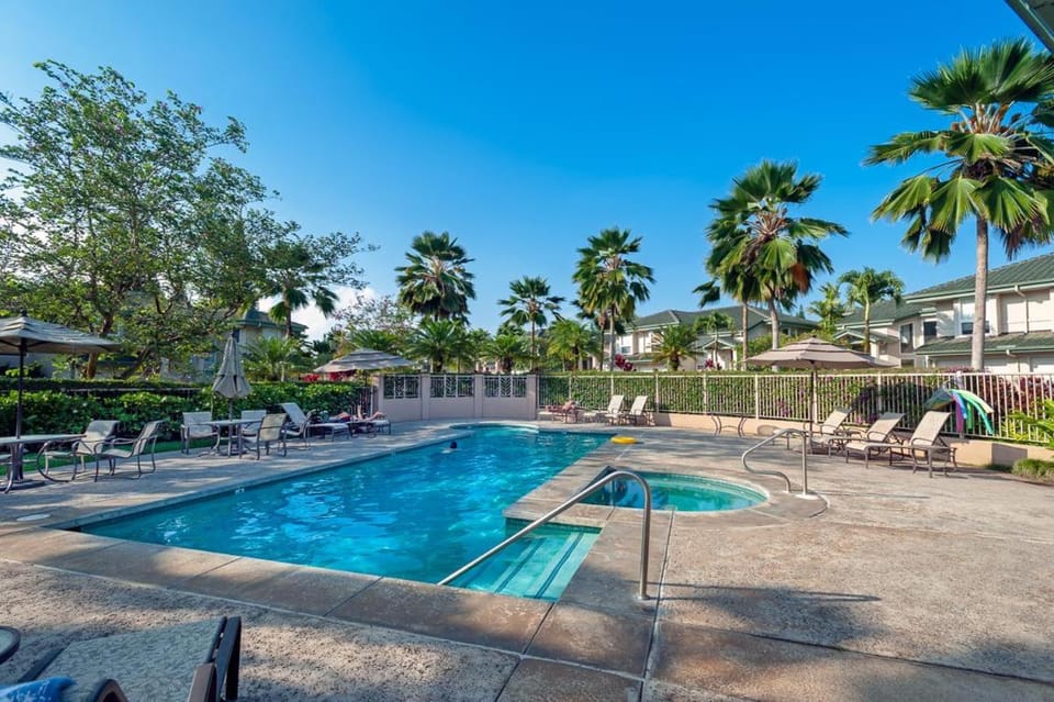 Property building, Natural landscape, Hot Tub, Seating area, Pool view, Swimming pool, sunbed
