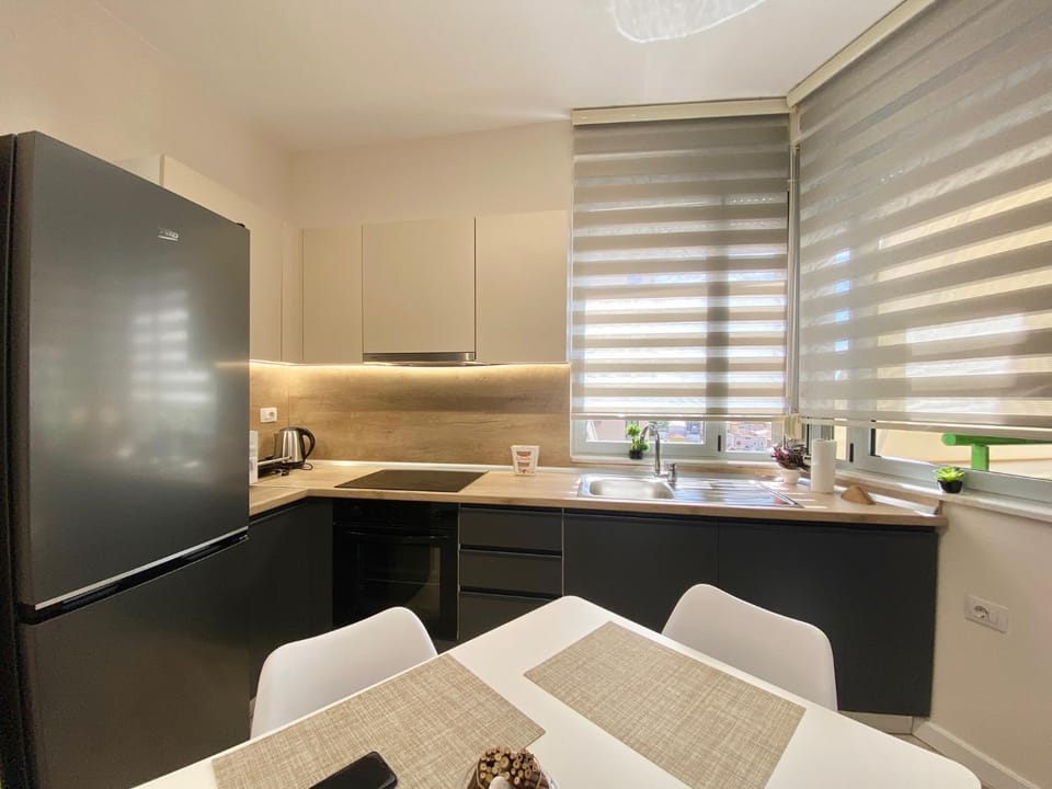 Kitchen or kitchenette, Dining area, dishwasher, minibar, pet friendly, stove