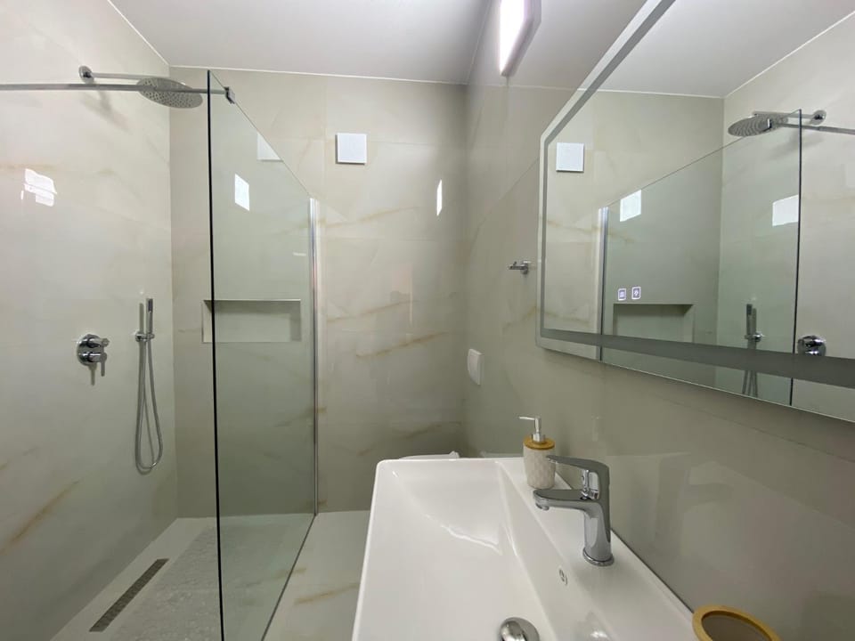 Shower, Bathroom, towels