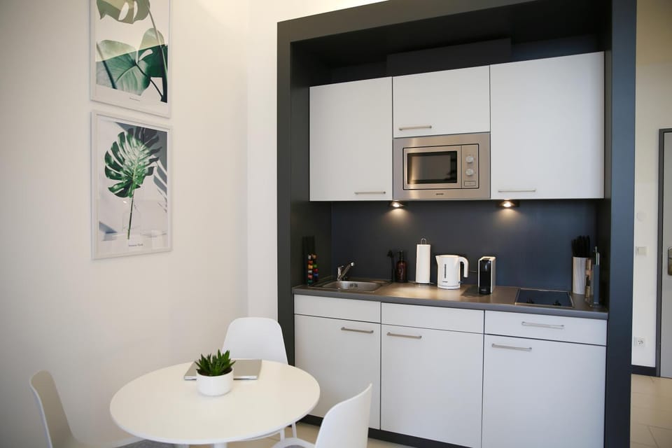 Coffee/tea facilities, Kitchen or kitchenette, Dining area, minibar, stove