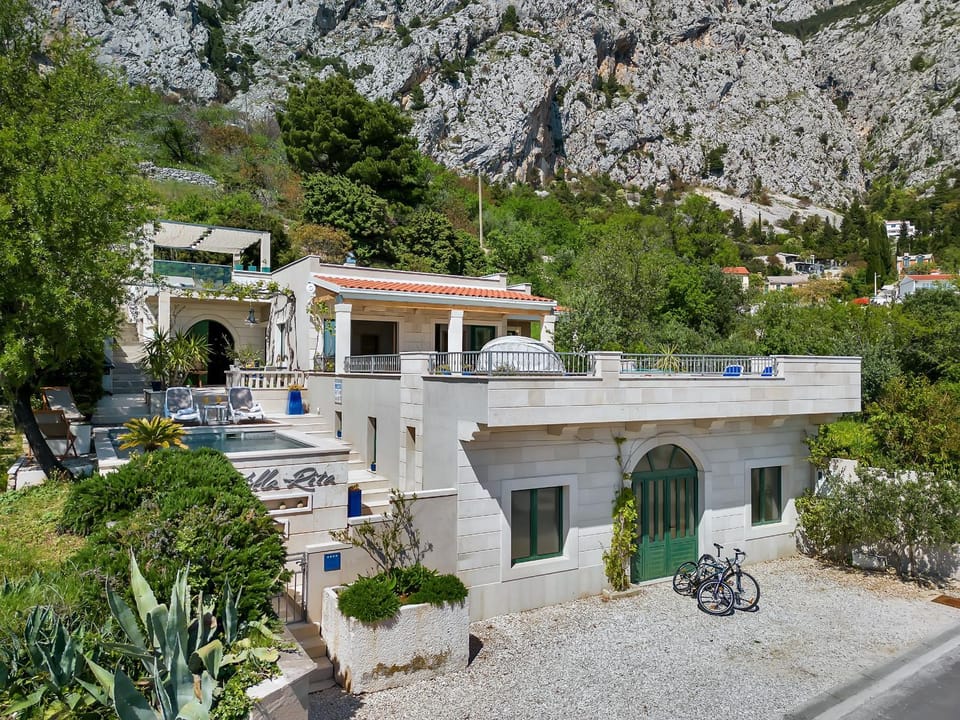 Property building, Spring, Day, Neighbourhood, Natural landscape, Mountain view, Parking