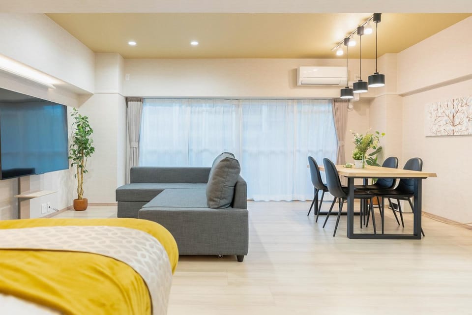Bed, TV and multimedia, Living room, Seating area, Dining area, air conditioner