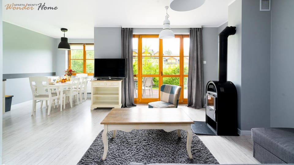 TV and multimedia, Living room, Seating area, Dining area, fireplace