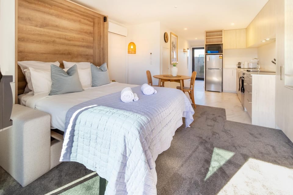 Facade/entrance, Bed, Kitchen or kitchenette, Photo of the whole room, Decorative detail, Dining area, hair dresser, minibar, pet friendly, stove, towels, air conditioner