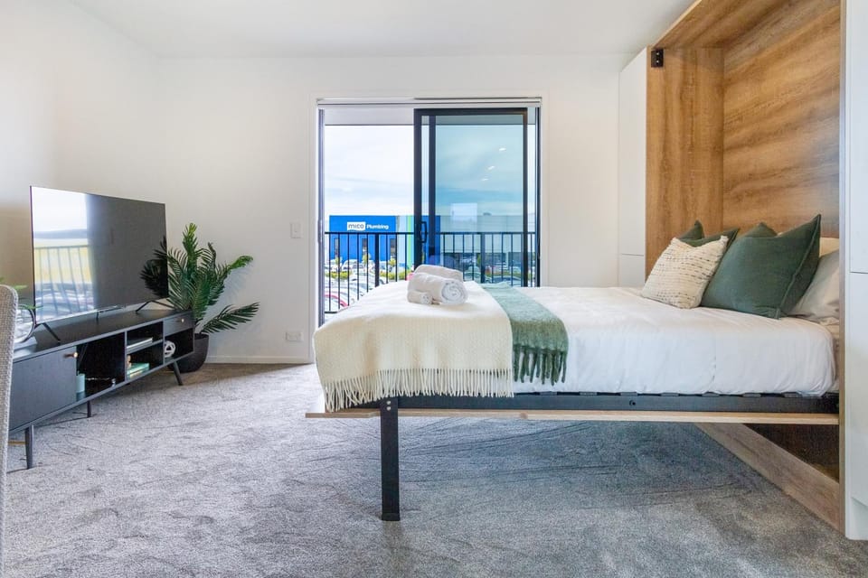 Bed, TV and multimedia, View (from property/room), Balcony/Terrace, Photo of the whole room, Decorative detail, Seating area, towels