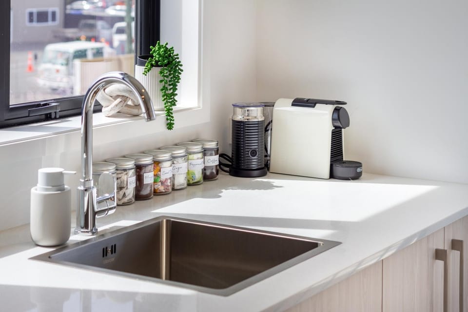 Coffee/tea facilities, Kitchen or kitchenette, hair dresser