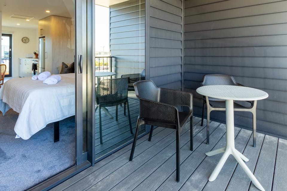 Patio, Bed, View (from property/room), Balcony/Terrace, Kitchen or kitchenette, Photo of the whole room, Decorative detail, Seating area, Dining area, Bedroom, towels